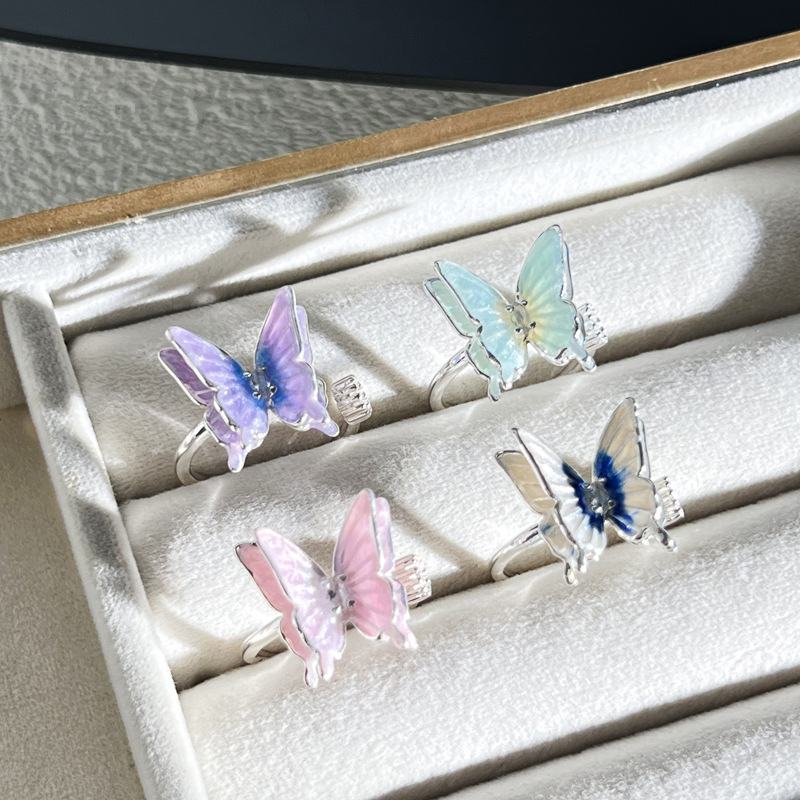 The new autumn and winter collection features a dreamy and sweet gradient butterfly opening ring with a unique and niche design for women. It is exquisite and fashionable full figure
