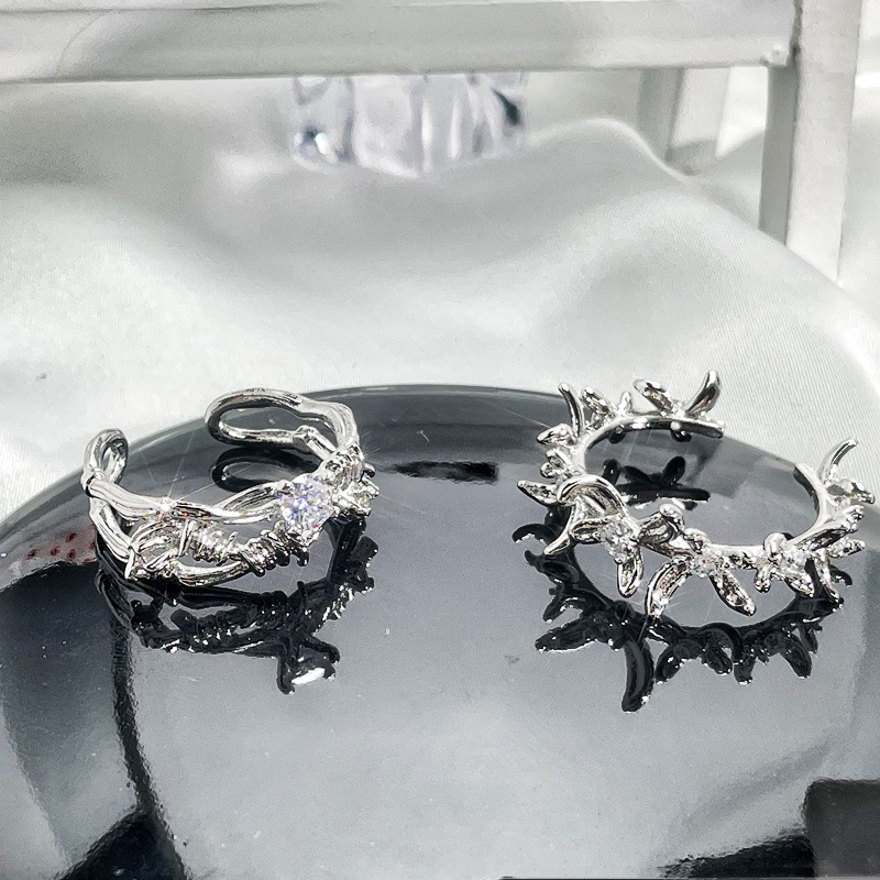 An irregular thorny zircon open ring with a niche design from Japan and South Korea, a fashionable, exquisite, individualistic and trendy index finger ring for women Application Scenario