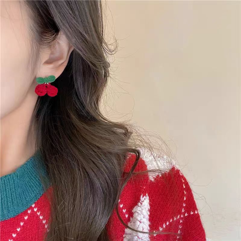 She's a sweet girl! Autumn and winter retro velvet red cherry stud earrings 2025 French gentle berry red furry earrings Specification drawing