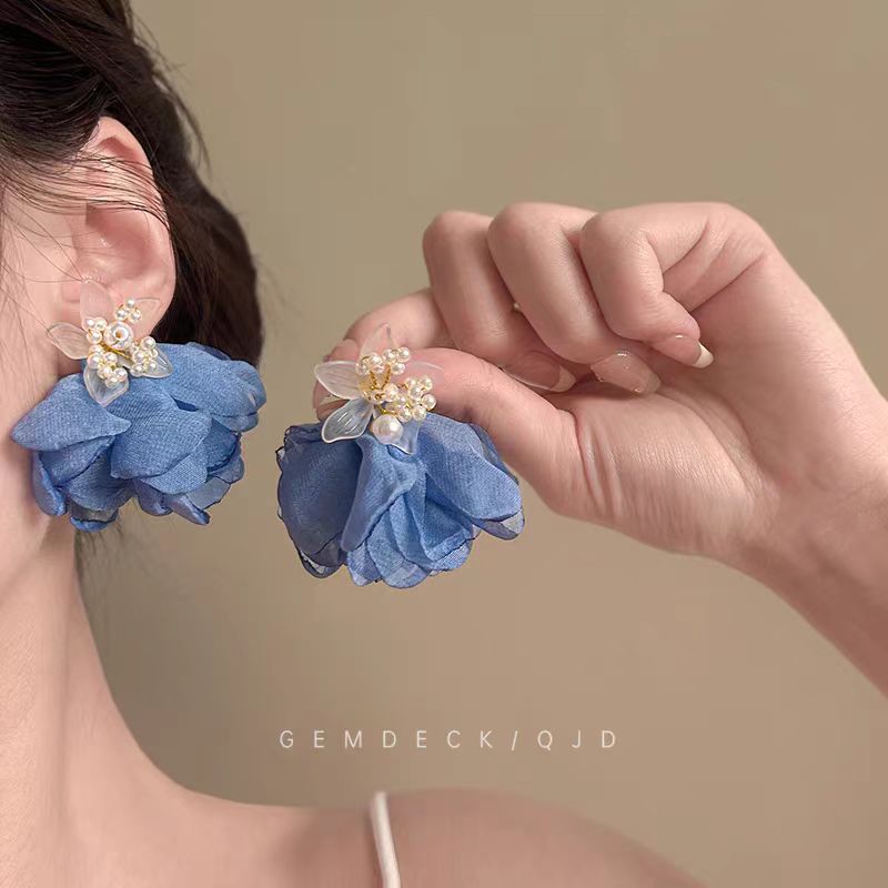Gentle blue flower pearl earrings, niche design sense, seaside vacation style earrings, super fairy-like female stud earrings details Picture