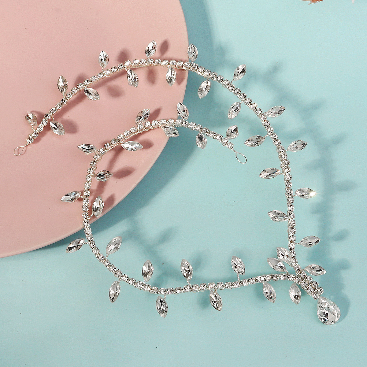 New European and American bridal headwear, rhinestone forehead ornaments, hair chains, wedding ball party accessories, ethnic-style forehead chains and hair bands Application Scenario