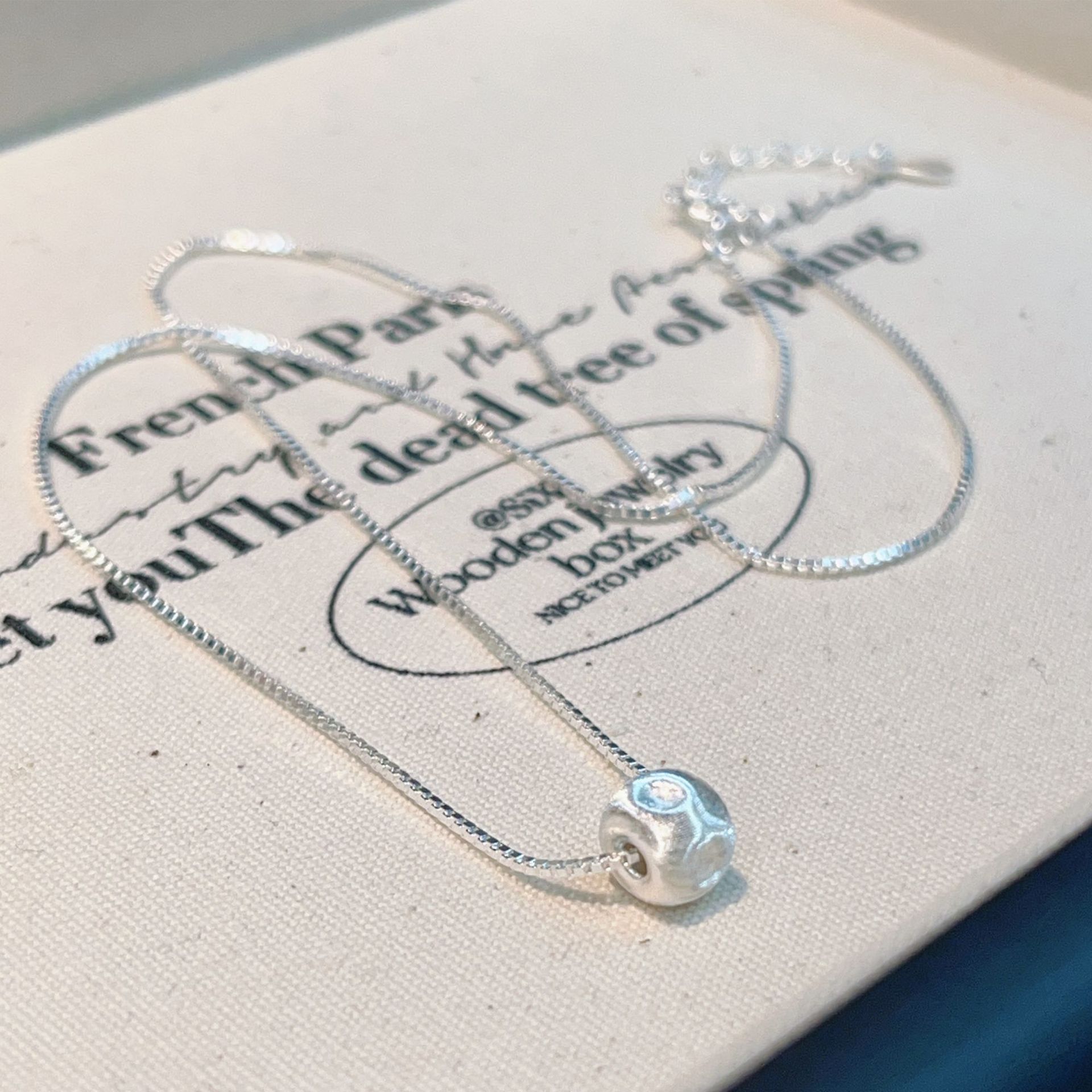 A cold and elegant silver sugar cube necklace, a women's light luxury necklace, versatile, fashionable and simple collarbone chain accessory full figure