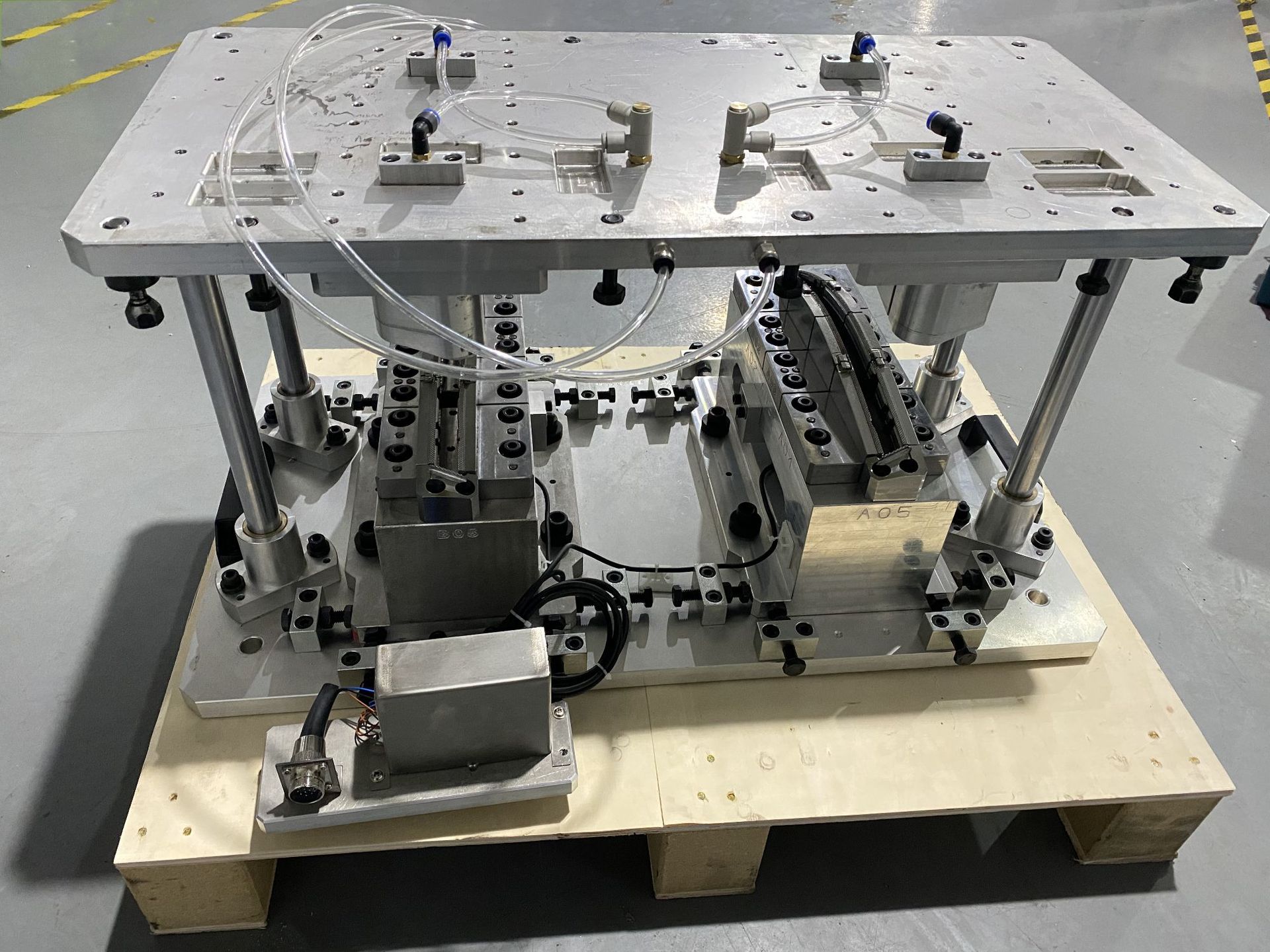 Vibration friction welding machine glove box intake manifold mold automotive lamp vibration friction machine fixture manufacturer undefined