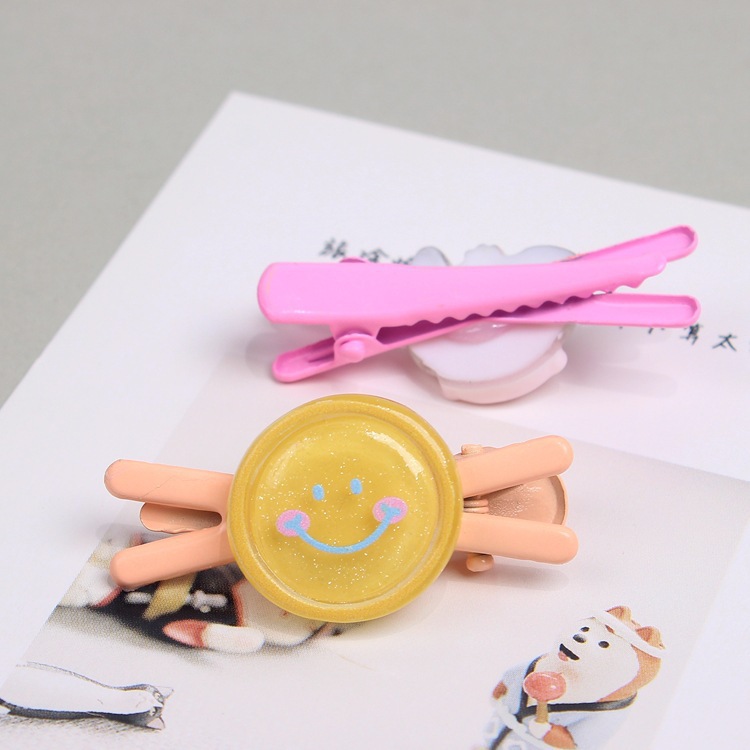 Early spring cute children's hair clips, sweet girl bangs clips, side cartoon street accessories, baby broken hair small hair clips Application Scenario