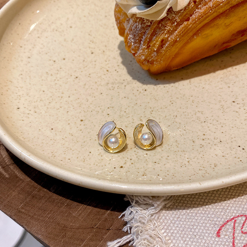 French retro pearl stud earrings for women, a unique, light luxury, elegant and high-end oil-drop earrings, a gentle and elegant accessory Specification drawing