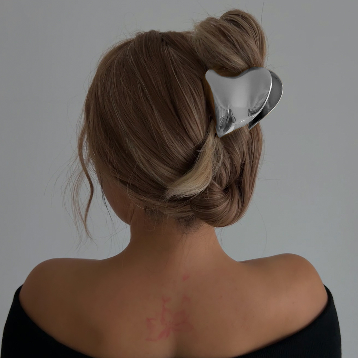 Shein's best-selling high-end cross-border metal heart-shaped headwear with a back head clip and a fashionable European and American style women's updo hair clip Specification drawing
