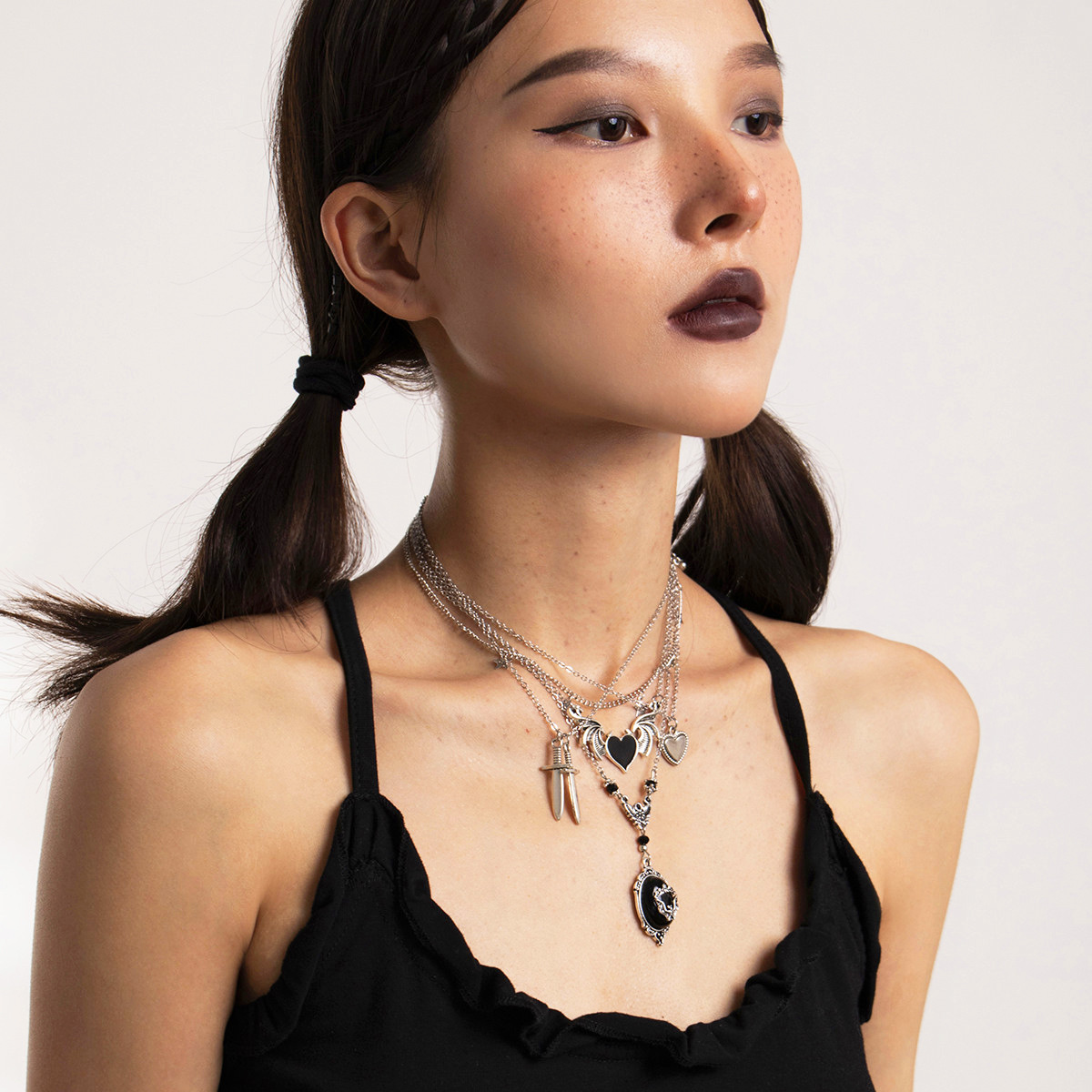 European and American cross-border jewelry, dark punk heart-shaped wing pendant necklace, sweet and cool creative sword-shaped Halloween necklace details Picture