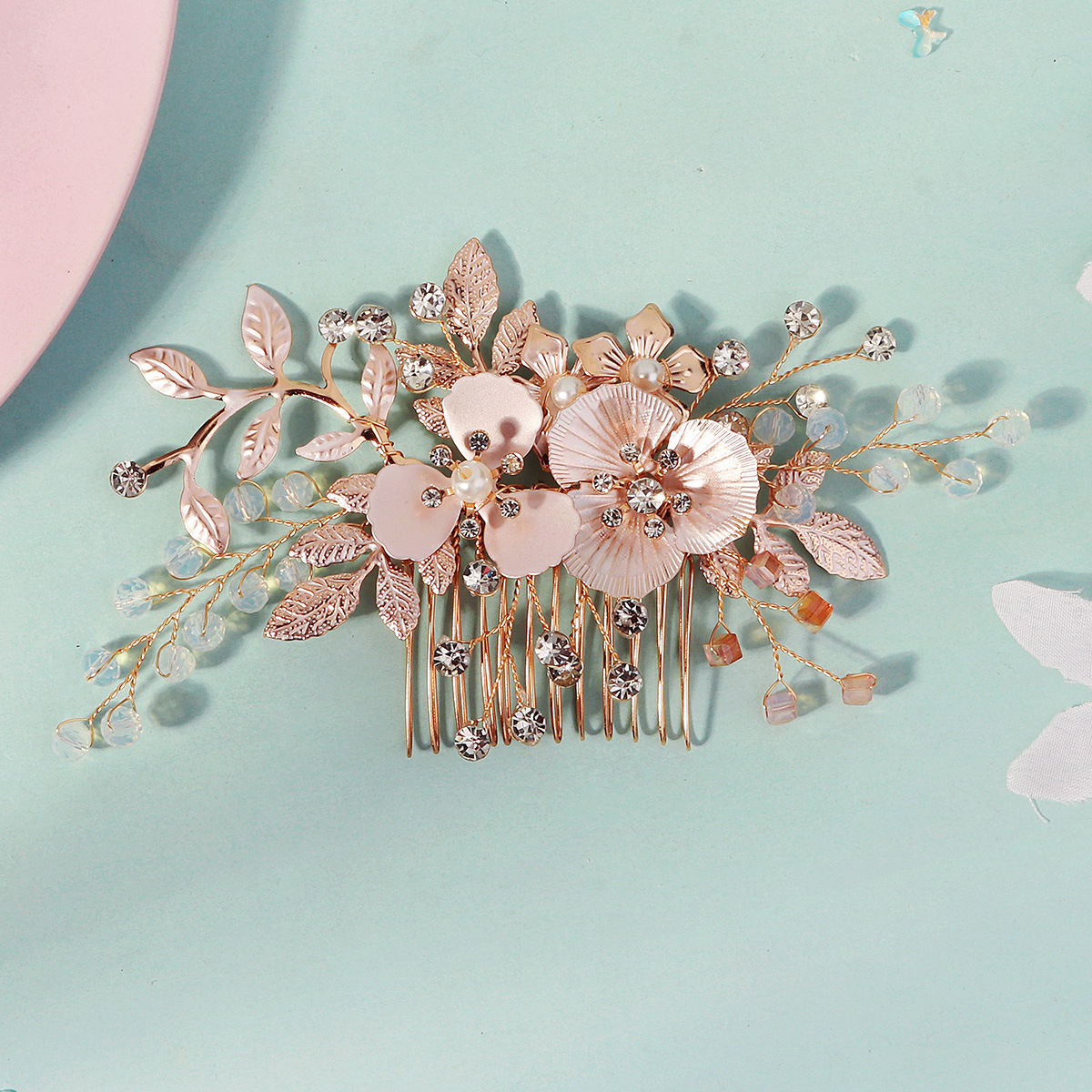 Retro golden floral leaf diamond-encrusted comb, heavy crystal beaded hair comb, wedding accessories, European and American bride braided headwear Application Scenario