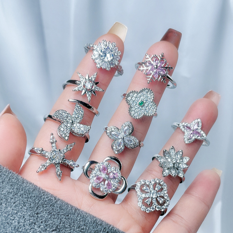 The ring features a niche design for women, a light luxury four-leaf clover zircon with a high-end feel. It is versatile, fashionable and unique, and can be worn in layers for a sweet and cool look Specification drawing