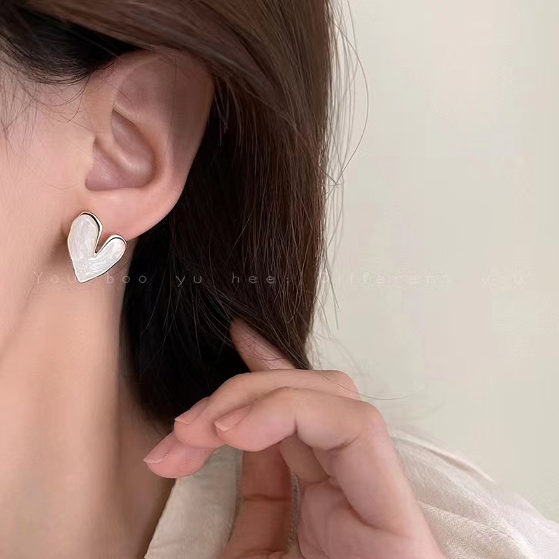 The 2025 new Japanese and Korean heart-shaped stud earrings are versatile, with a fresh and cold style and a high-end feel. They are a pair of pearlescent earrings for girls Application Scenario