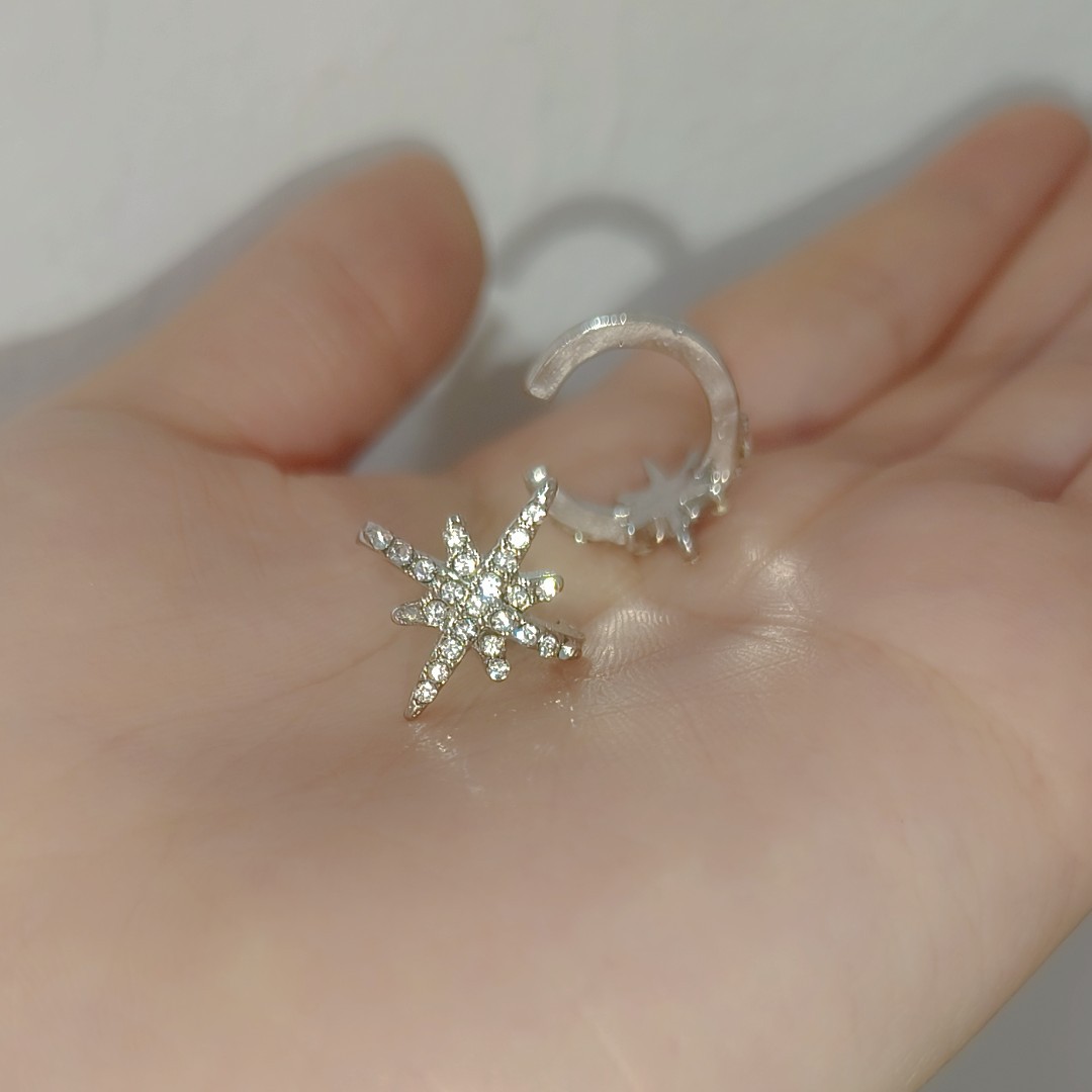The shining Star ear bone clip is a light luxury, versatile, fashionable, high-end, niche and elegant design. It is an ear clip accessory without ear holes full figure