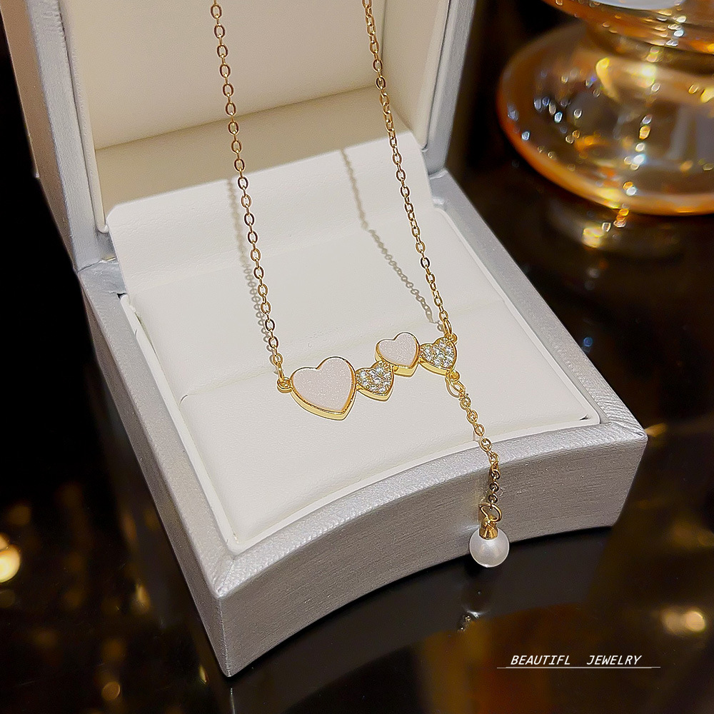 Elegant heart-shaped pearl necklace, high-end design sense, versatile heart pendant, simple student accessory, titanium steel collarbone chain full figure