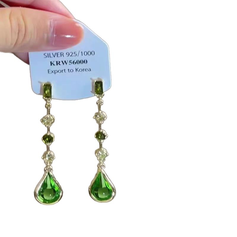 The exquisite green tassel water drop earrings scattered on the earth exude a feminine charm. The white stud earrings are long and extremely beautiful earrings Item Picture