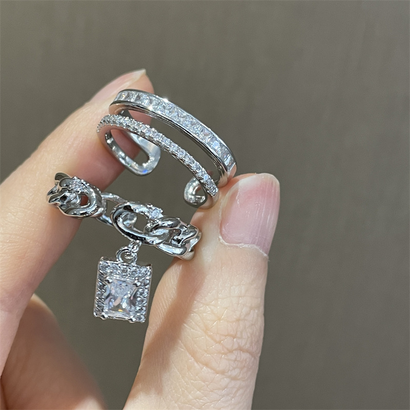 A niche sweet and cool style, unique geometric diamond zircon open ring, versatile and elegant square ring, a layered ring worn by a socialite full figure