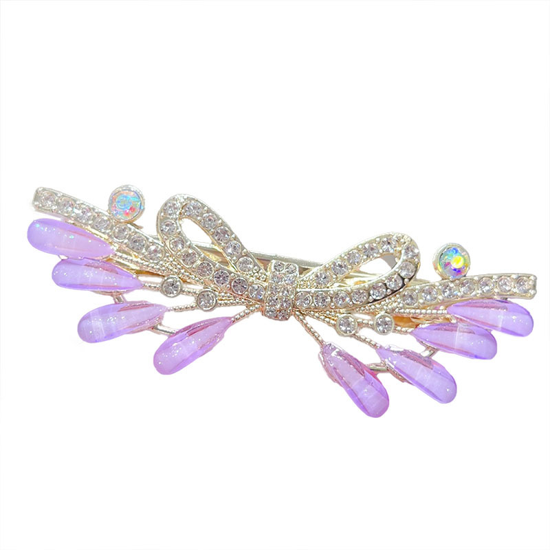 The new summer bow hair clip is a feminine spring clip headpiece with a high-end feel. It is half-tied at the back of the head and placed horizontally Item Picture