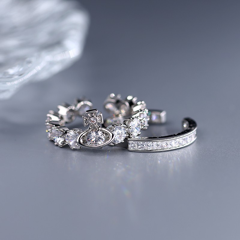 The super flash Zircon detachable Queen of the West ring is a niche design for women, exuding a sense of high-end fashion, light luxury and exquisite layering combination full figure
