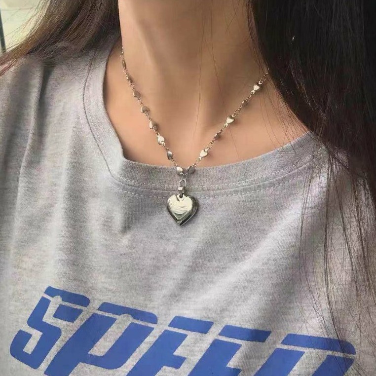 The heart-shaped pendant necklace is a light luxury and niche design for women. The collarbone chain is simple and popular, with a unique and elegant style details Picture