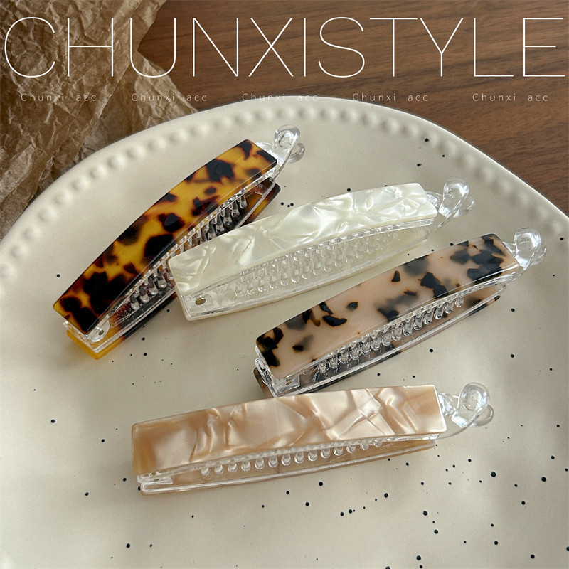 Fashionable and retro leopard print, with a ponytail at the back, a banana clip headpiece, a simple and versatile hairpin for going out full figure