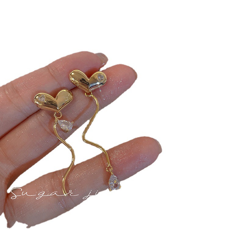 The Instagram heart-shaped asymmetrical and cold style stud earrings exude a strong sense of sophistication, while the sweet and cool, spicy girl style earrings feature a niche design Item Picture