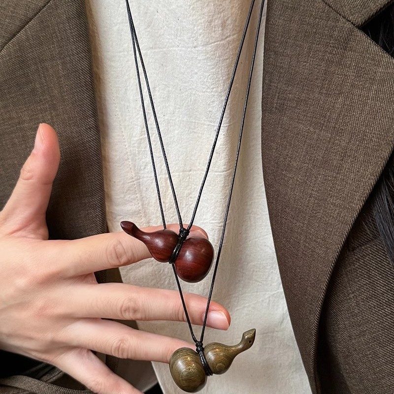 ins cold style wooden wine pot necklace, design sense, long neck accessory, retro and versatile sweater chain for women Application Scenario