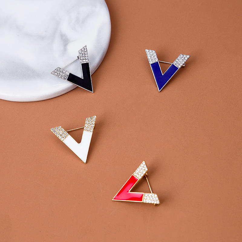 Fashionable and elegant V-shaped diamond-encrusted oil brooch, Korean-style creative V-neck anti-glare accessory factory direct sales dress details Picture