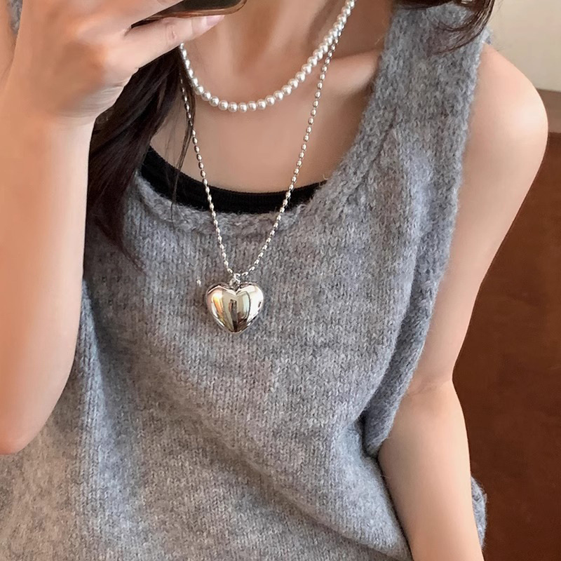 Silver heart-shaped pendant pearl necklace for women, 2025 new style, long, simple, unique and versatile fashion necklace full figure