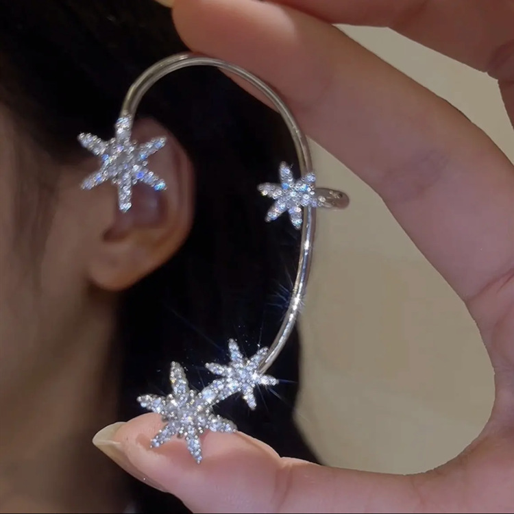 The same style as Douyin, the micro-inlaid zircon snowflake ear pendant, a stylish and elegant new Christmas collection by fairies, no ear piercings to wear full figure