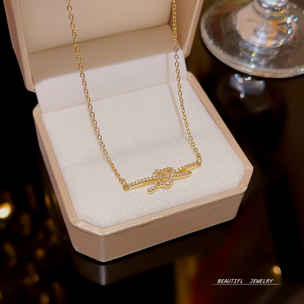 A new minimalist and versatile heart-shaped necklace for women, featuring a light luxury and niche design. It's a collarbone chain details Picture