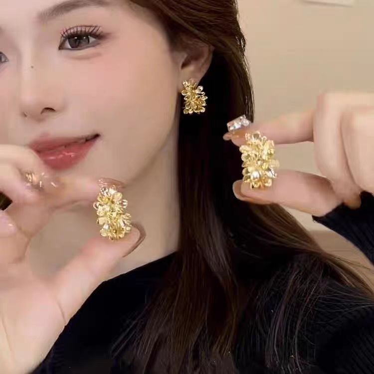 French metal flower C-ring earrings, with a retro and unique design sense and a cold style, are versatile stud earrings for autumn and winter full figure
