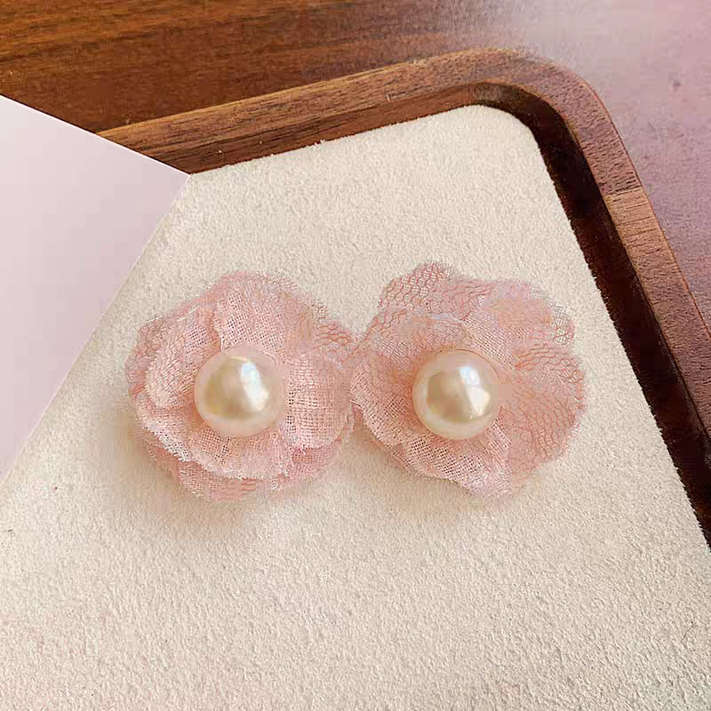 The "Camellia Floating Dream" French lace flower pearl stud earrings exude an ethereal atmosphere, exuding a high-end, niche, and gentle charm Application Scenario