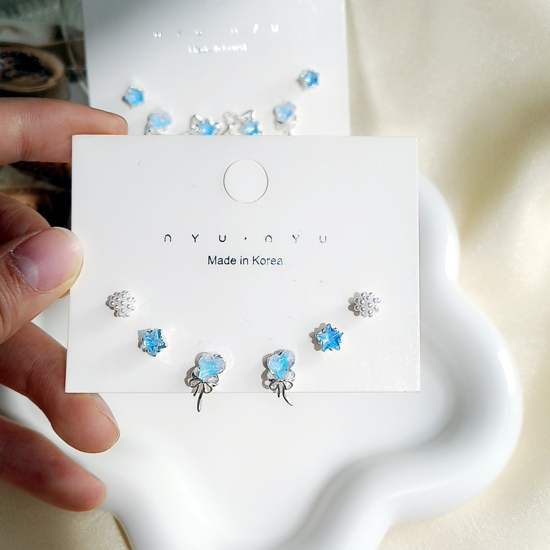 Spring fresh and versatile, small and exquisite set of ear studs, trendy and fashionable, niche design earrings for women on Instagram Application Scenario