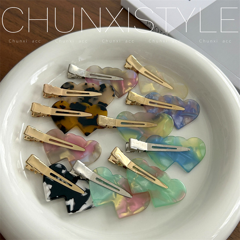 Processing price: The same style of hair and makeup clips as Japanese and Korean Internet celebrities, with no trace, heart-shaped acetic acid bangs clips, edge clips, and female duckbillon clips full figure