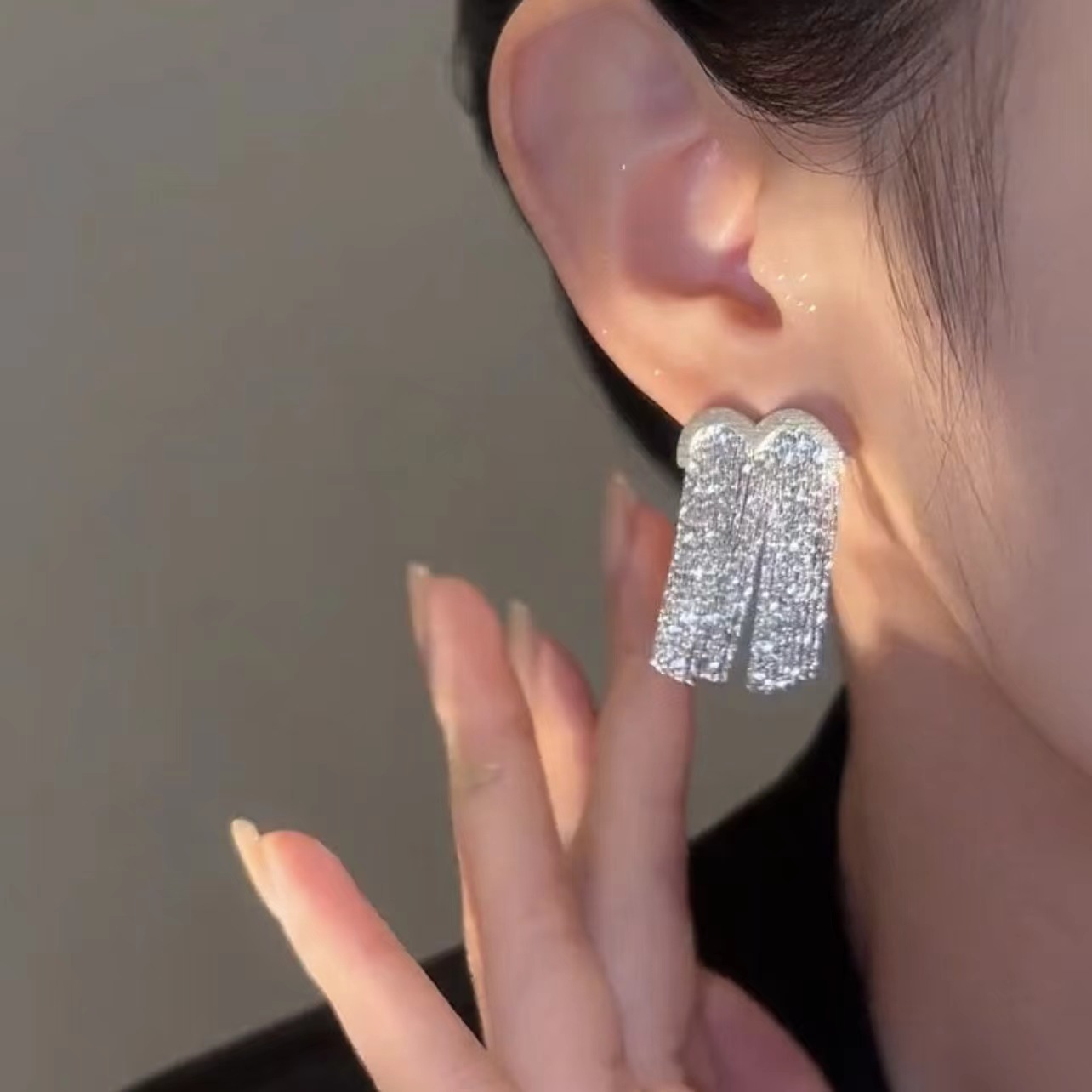 The M-shaped tassel earrings exude a sense of elegance and sophistication. They are a trendy cross-border bestseller from Europe and America. The stud earrings have a unique and cold style Specification drawing