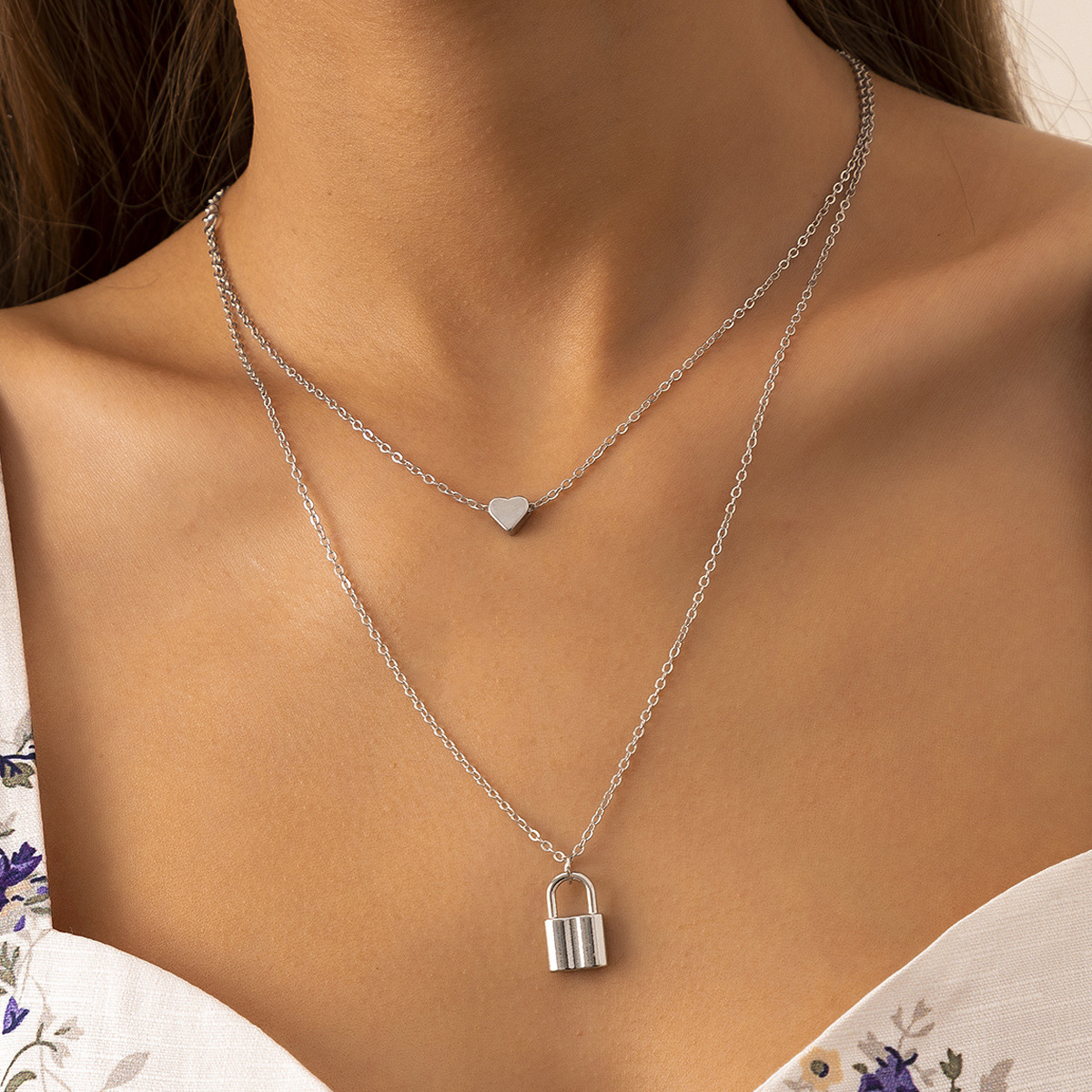 Simple heart-shaped lock double-layer collarbone chain, elegant metal fine chain necklace, women's European and American cross-border snow soft jewelry full figure