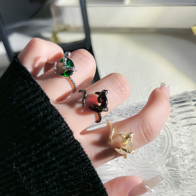 Original cold style entwined snake-shaped moon, high-end open ring, women's niche design, unique and fashionable ring Specification drawing