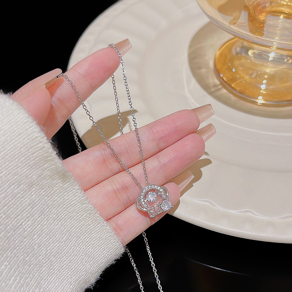 The Sweet Love 520 necklace is a versatile, light luxury and niche new collarbone chain with a design sense and a simple yet elegant pendant details Picture