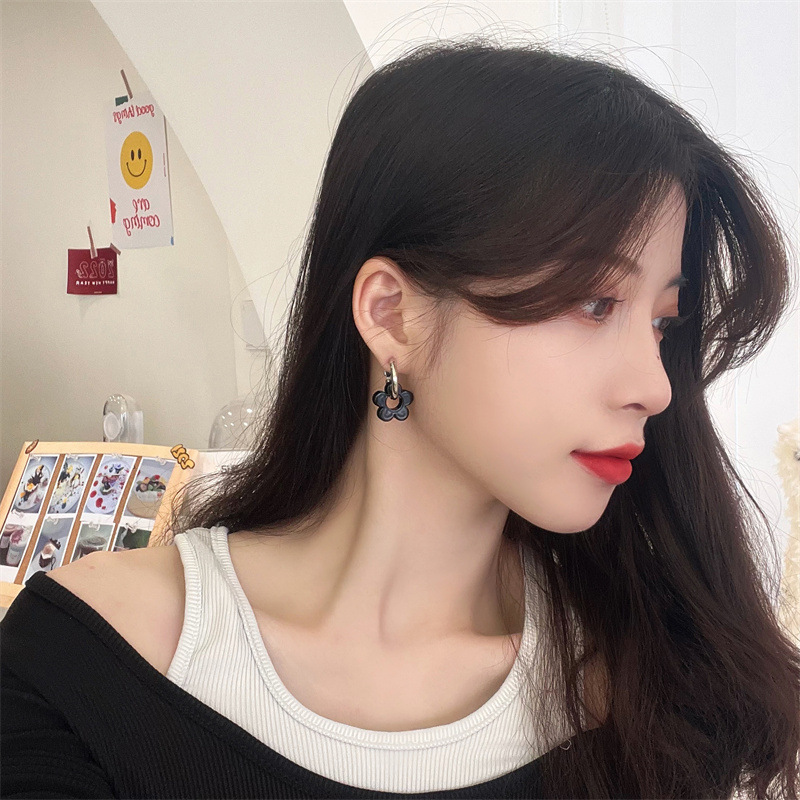 Korean retro and cute black resin small flower sweet and cool flower contrast color circle earrings with a metallic cold style design details Picture