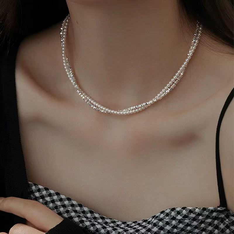 A small, light and luxurious necklace and collarbone chain accessory for women with a summer vibe, wrapped with silver and pearls in a double-layer layer full figure