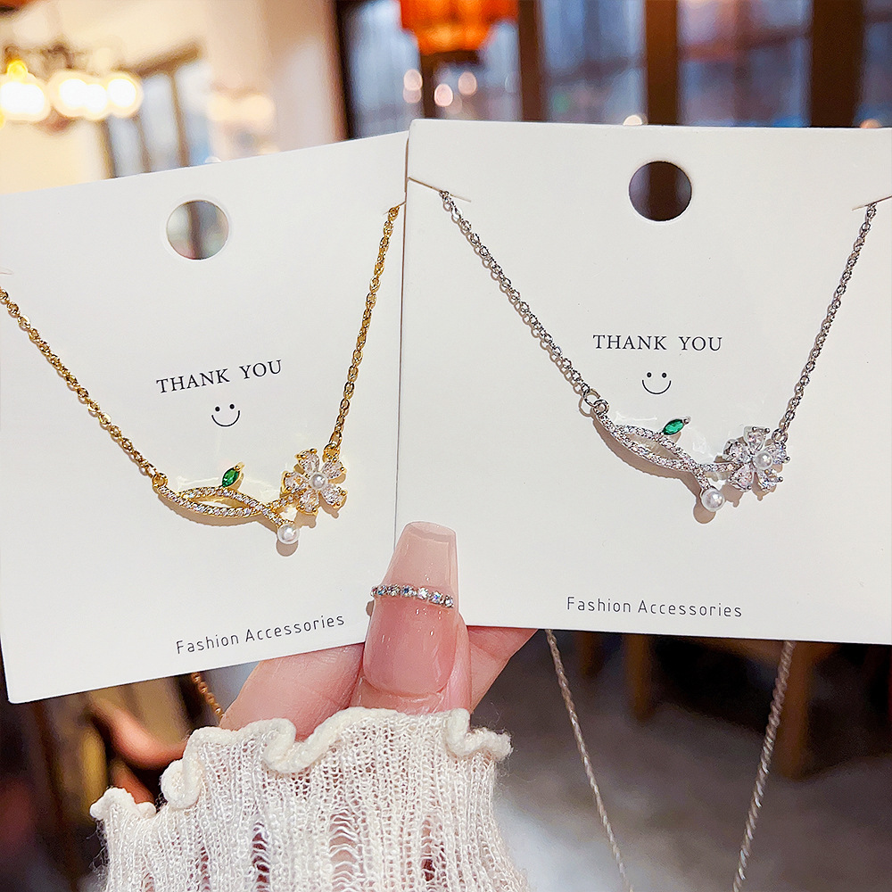 Wholesale of Korean-style fresh and delicate petal necklace accessories with a high-end feminine touch, versatile and niche pearl collarbone chain pendant accessories details Picture