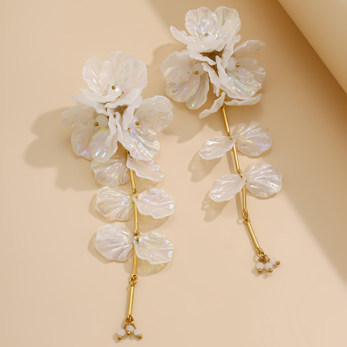European and American cross-border jewelry: Fashionable and colorful CCB flower necklace, sweet and simple, metallic collarbone chain Application Scenario