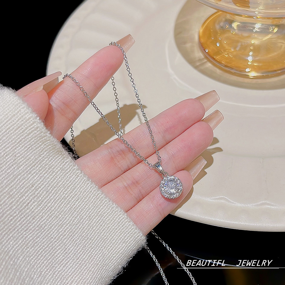 Sweet and exquisite accessories, slightly studded with diamonds, round necklace, a new light luxury and niche versatile necklace for women, collarbone chain Application Scenario