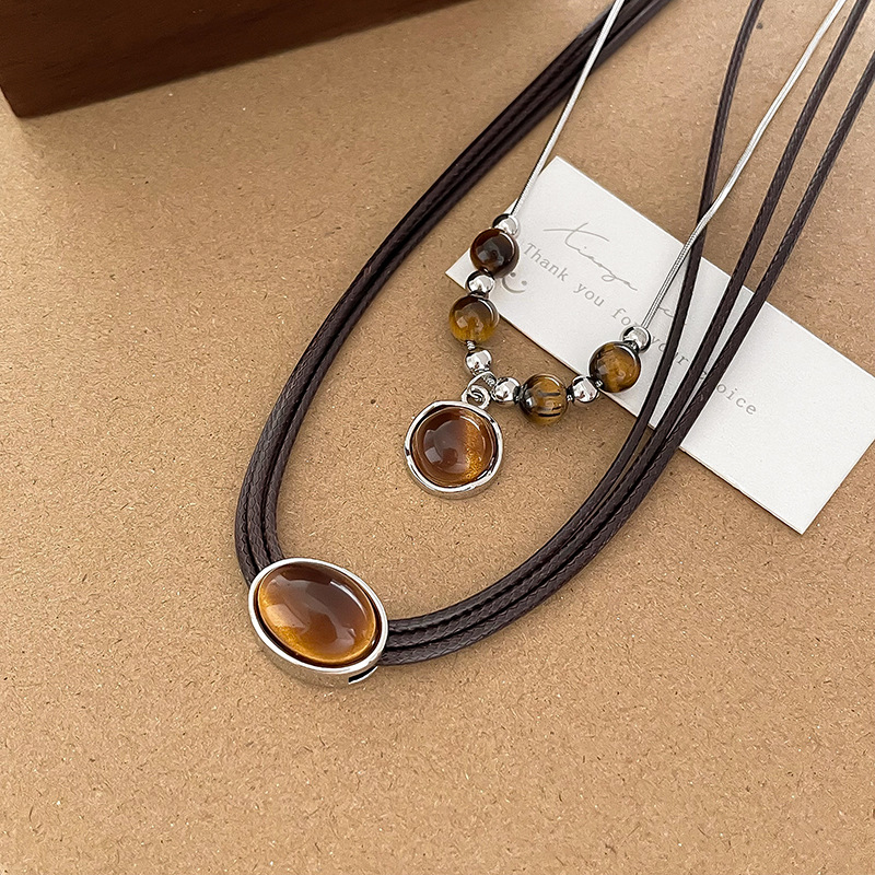 Tiger's eye leather beaded necklace for women's autumn and winter, with a retro and light luxury feel, is a niche and versatile choice. Maillard sweater chain trend full figure