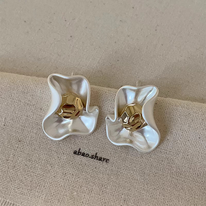 Light luxury, high-end, elegant and grand matte petal earrings, unique and niche stud earrings for women, a new bestseller in 2025 details Picture