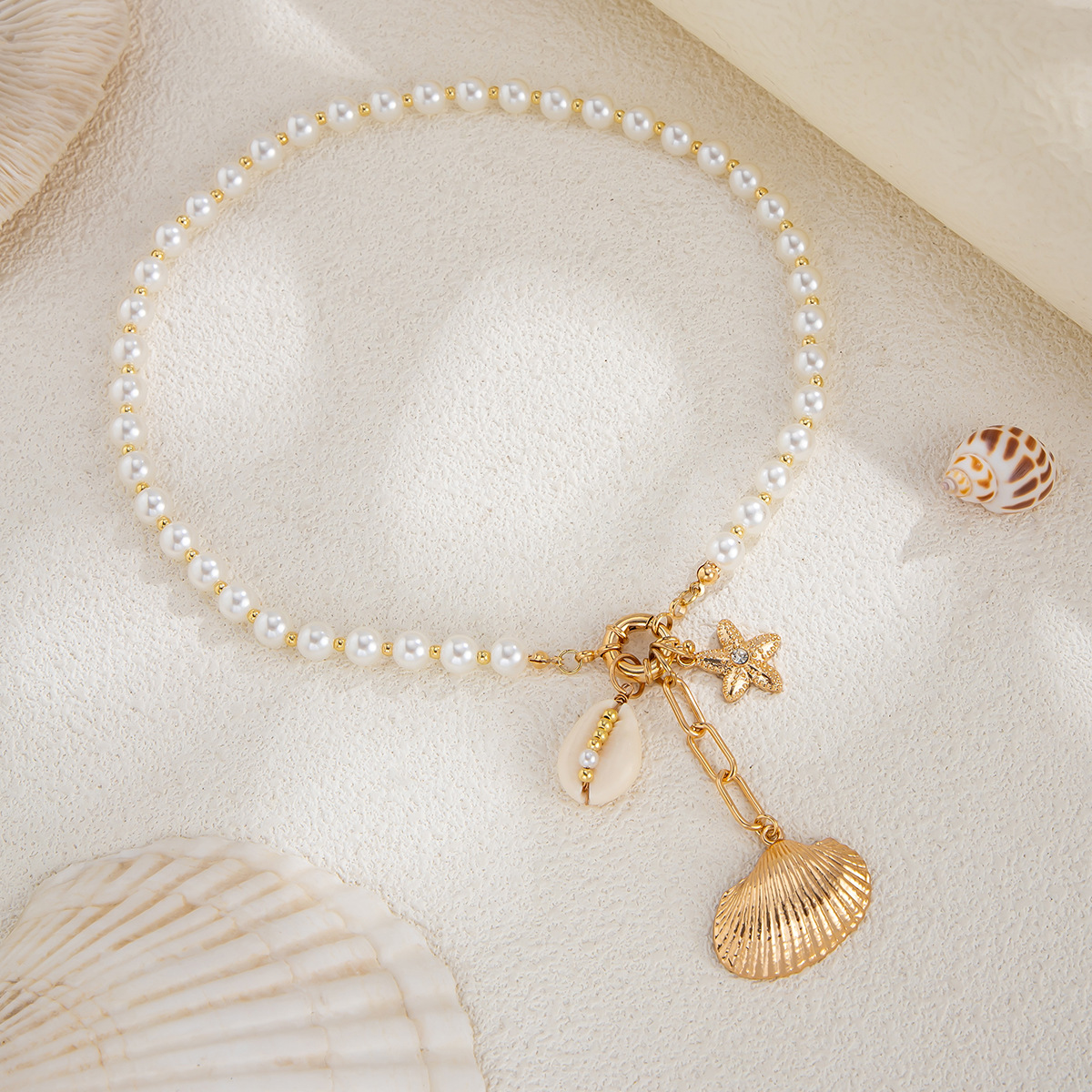 European and American cross-border jewelry, Baroque shell starfish metal pendant necklace, retro pearl beaded collarbone chain for women Application Scenario
