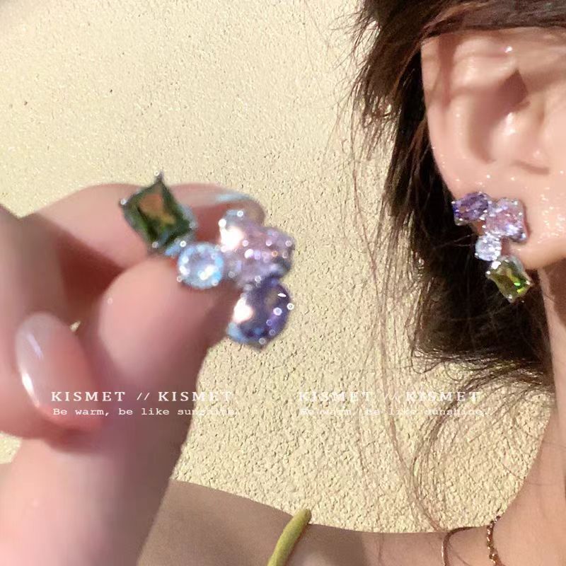 Barbie is Q! Geometric micro-inlaid zirconium stud earrings with a light luxury and high-end feel, unique earrings, a new bestseller for women in 2025 Specification drawing
