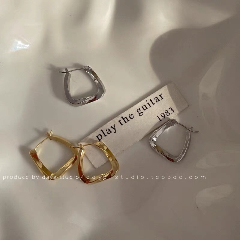 Elliptical trapezoidal geometric irregular earrings for women, simple and individual earrings, niche design sense, high-end light luxury stud earrings full figure