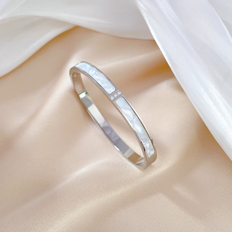 【 All-titanium Steel 】 European and American INS style shell titanium steel bracelet, minimalist cross-border retro fashionable stainless steel jewelry Application Scenario