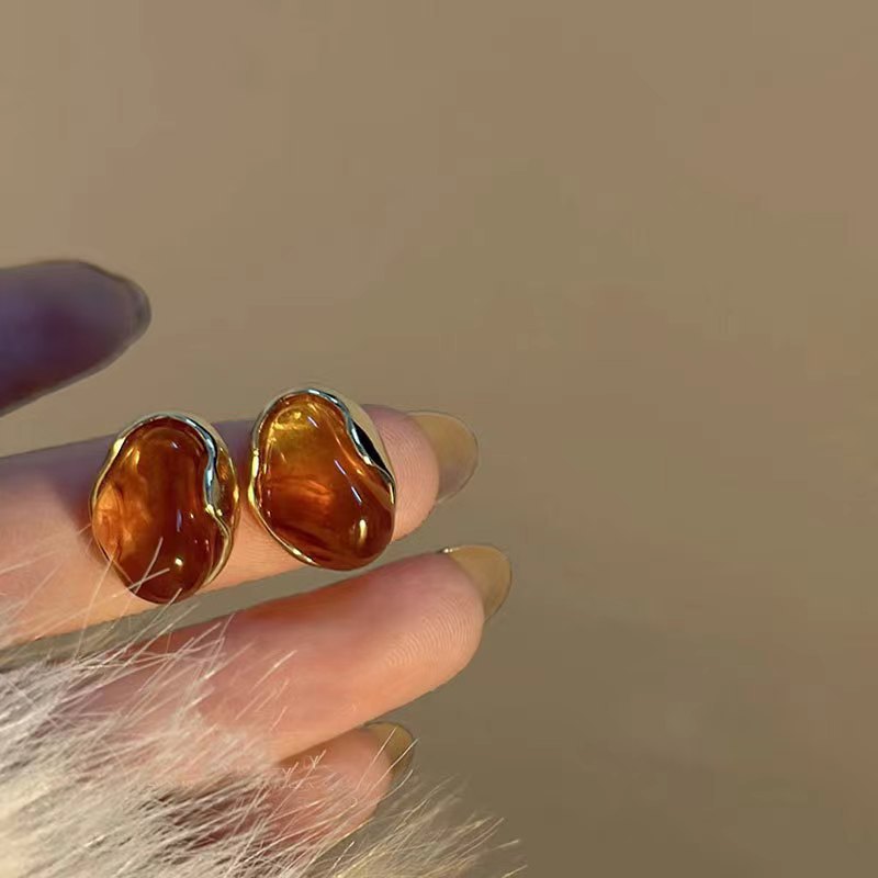 Maillard style ~ Amber stud earrings for women, retro Hong Kong style, high-end look, unique design, internet-famous style earrings Specification drawing