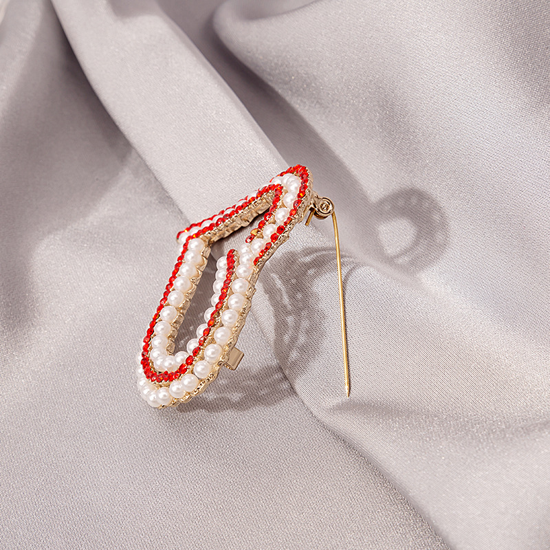 A French romantic and sweet heart-shaped brooch with a girlish heart, studded with pearls in contrasting colors, and featuring an exaggerated large peach-shaped heart badge for a woman Application Scenario
