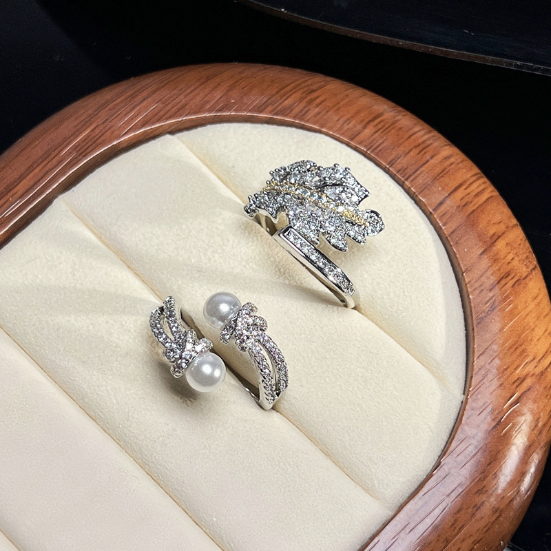 A light luxury and high-end feel, luxurious diamond-encrusted leaf ring, a niche design for women, with a unique pearl personality, autumn and winter ring Specification drawing